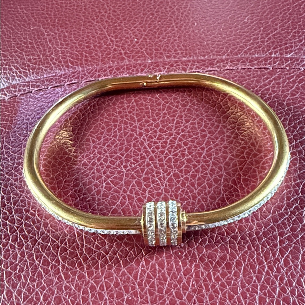 Elegant Gold Bracelet with Crystal Accents